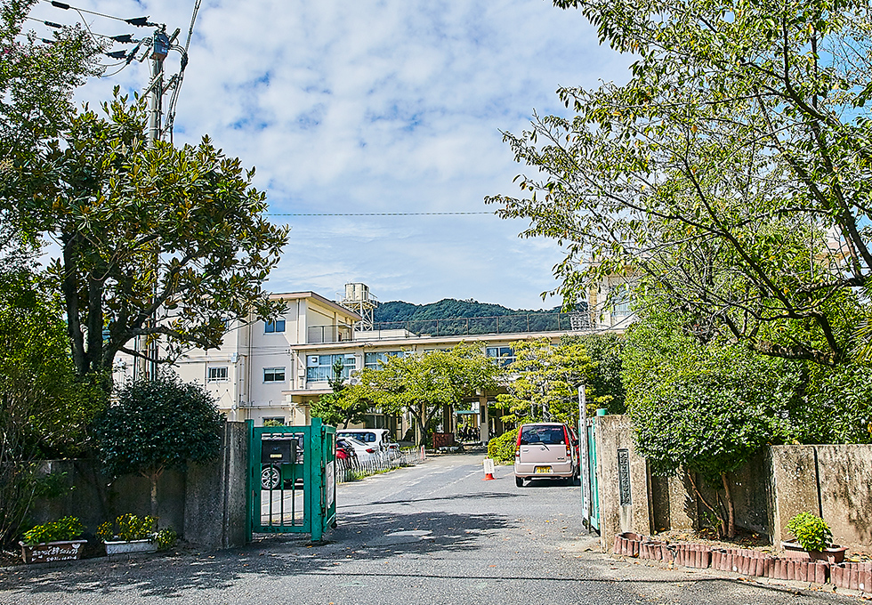 大津市立皇子山中学校（徒歩11分／現地より約830m）